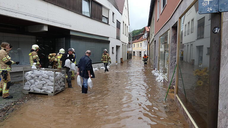 Am 9. Juli vor einem Jahr: Teile der Zeiler Altstadt stehen nach Starkregen unter Wasser. Neben Zeil sind vor allem Knetzgau und Ebern von den Unwettern betroffen, es entsteht ein Millionenschaden.