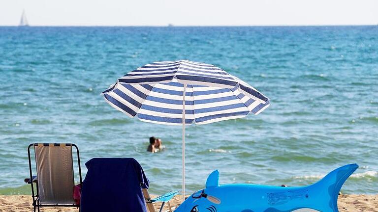 Strand in Palma Mallorca Haifisch       -  Strand auf der Insel Mallorca: Im Urlaub gibt es enormes Potenzial, Geld zu sparen.