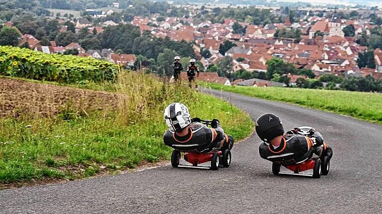 Spektakulär sind die Abfahrten der Bobbycar-Fahrer vom Ostheimer Club vom Büchig hinab. Im September werden im Streustädtchen wieder die Bayerischen Meisterschaften durchgeführt. Spektakulär sind die Abfahrten der Bobbycar-Fahrer vom Ostheimer Club vom Büchig hinab. Im September werden im Streustädtchen wieder die Bayerischen Meisterschaften durchgeführt.