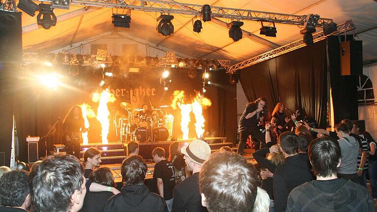 Seit zwei Jahrzehnten geht bei „Rock am Wald“ zwischen Bütthard und Oesfeld die Post ab – hier beim Festival 2009 mit der Band „Cherokee“. Seit zwei Jahrzehnten geht bei „Rock am Wald“ zwischen Bütthard und Oesfeld die Post ab – hier beim Festival 2009 mit der Band „Cherokee“.