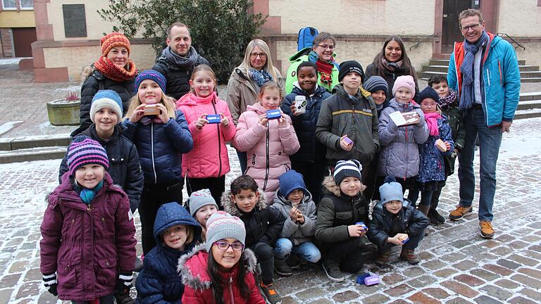 Die Kinder der Schulkindbetreuung mit Schmunzelsteinen und dem Stadtmarketing-Vorsitzenden Günther Felbinger (rechts). Die Kinder der Schulkindbetreuung mit Schmunzelsteinen und dem Stadtmarketing-Vorsitzenden Günther Felbinger (rechts).