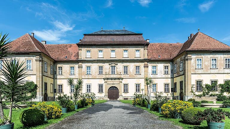 Bei einem Rundgang durch das Schloss Sulzheim wird die Geschichte des ehemaligen Amtshofes der Zisterzienser erläutert.