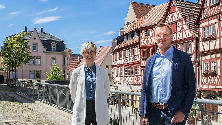 Tourismusleiterin Katharina Felton und Bürgermeister Peter Juks erzählen im Stadtkern von Ochsenfurt wie wichtig der Tourismus für den malerischen Ort ist und wie die Lage in der derzeitigen Situation aussieht.