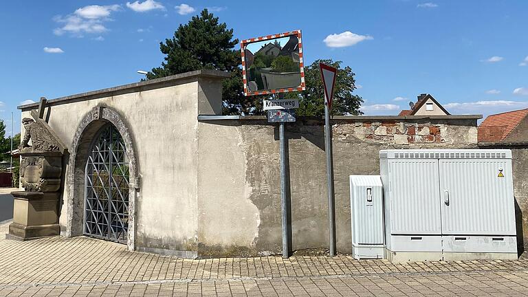 Im Verteilerkasten der Telekom am Großlangheimer Friedhof ist wegen der Hitze etwas kaputtgegangen: Festnetz und Internet waren am Dienstag tot.