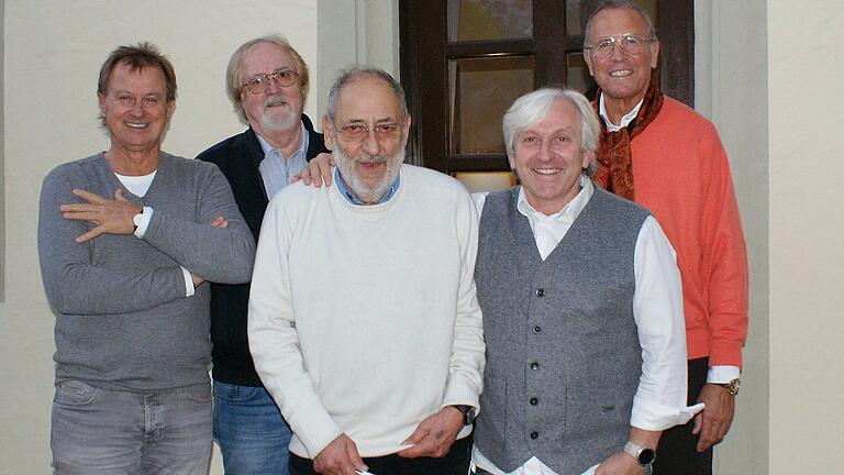Diese fünf Herren stehen hinter der Zehnthof GmbH & Co. KG (vordere Reihe v. l.): Hans-Reiner Waldbröl (Bauingenieur und Statiker) und Bernhard Reiser (Gastronom); hinten v. l.: Reinhold Walz (Bauunternehmer), Ernst Stang (Architekt) und Paul Hupp (Kaufmann, Geschäftsführer der GmbH). Diese fünf Herren stehen hinter der Zehnthof GmbH & Co. KG (vordere Reihe v. l.): Hans-Reiner Waldbröl (Bauingenieur und Statiker) und Bernhard Reiser (Gastronom); hinten v. l.: Reinhold Walz (Bauunternehmer), Ernst Stang (Architekt) und Paul Hupp (Kaufmann, Geschäftsführer der GmbH).