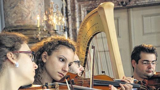 Völlig versunken in die Musik.