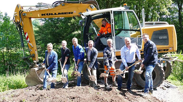 Spatenstich zum Bau der Skirollerbahn: Im Bild Horst Gutermuth, Vorsitzender der SKG Gersfeld (links) Elmar Hergert, Planungsbüro Hergert (Dritter von links), Steffen Korell (Mitte) Veit Küllmer (Zweiter von rechts) und Andreas Boll (rechts).