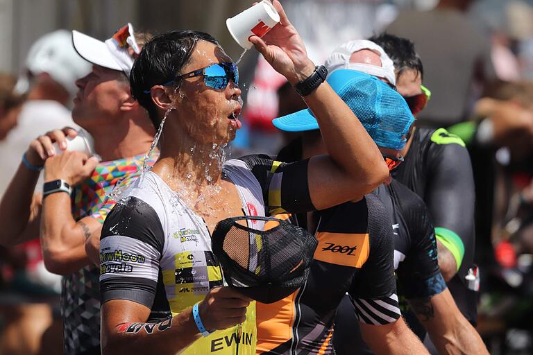 Ein Triathlet des Ironman in Frankfurt kühlt sich bei fast 40 Grad ab. Foto: YANN SCHREIBER, afp Ein Triathlet des Ironman in Frankfurt kühlt sich bei fast 40 Grad ab. Foto: YANN SCHREIBER, afp 