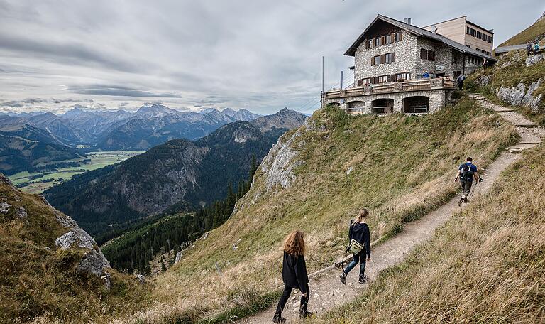 Wanderer auf dem Weg zur Bad Kissinger Hütte in Tirol.