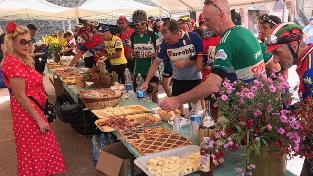 Weißbrot mit Olivenöl, Dolci und ein Schlückchen Wein: Allein die Verpflegung bei der Eroica ist schon eine Teilnahme wert.