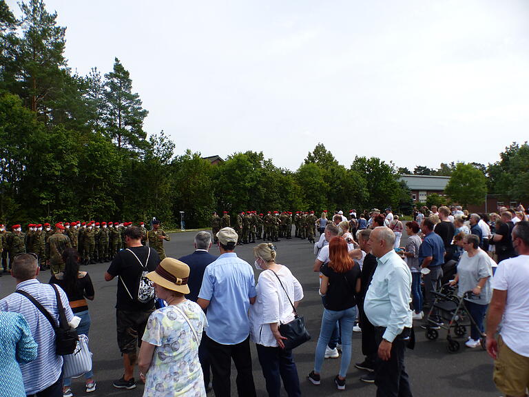 Zum Schluß gab es kein Halten mehr. Die Familienangehörigen durften zu ihren Soldaten laufen.