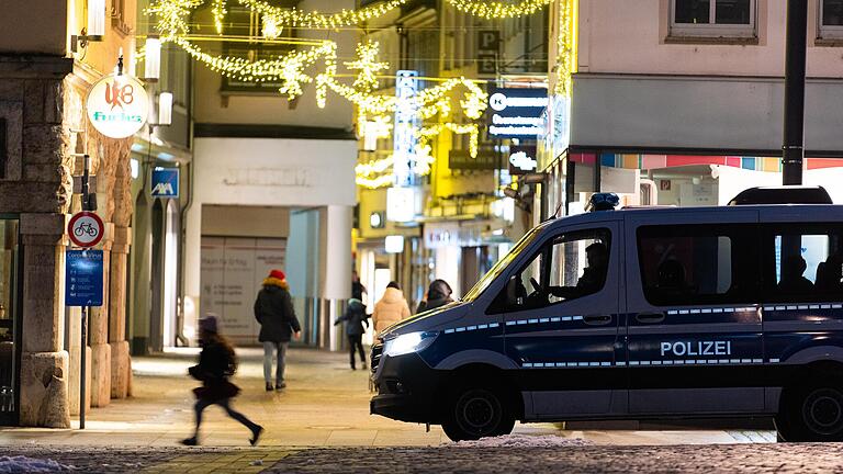 Protestierende gegen die Corona-Maßnahmen hatten sich am 10. Januar auf dem Schweinfurter Marktplatz versammelt, um anschließend durch die Innenstadt zu ziehen. Bei einer Kontrolle der Polizei wehrte sich eine Frau und biss einen Beamten.