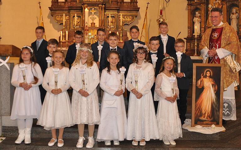 Festliche Erstkommunion in Stadtlaurigen, hier die Kinder im Gruppenbild, dessen Fototermin wegen Regen in die Pfarrkirche verlegt wurde.