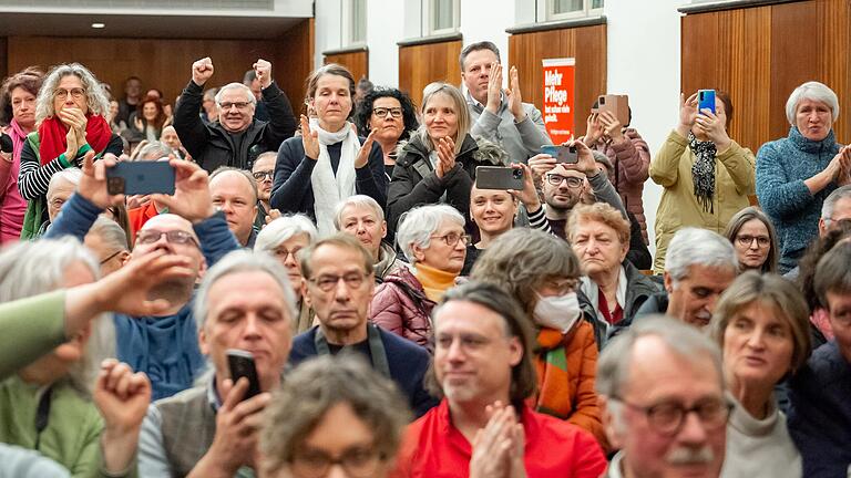 Die Linken-Politikerin Sahra Wagenknecht wurde in der Schweinfurter Stadthalle nach ihrer Rede vom Publikum gefeiert.