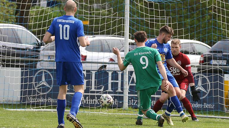 Peter Sachse bei einem seiner drei Tore. Der Kürnacher Torjäger führte sein Team zum souveränen 4:0-Erfolg.