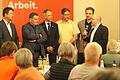 Moderator und unterfränkischer DGB-Regionsvorsitzender Frank Firsching (rechts) bittet die anwesenden fünf Landtagskandidaten (von links) Sandro Kirchner, René van Eckert, Mark Decker, Matthias Kleren und Max Hümmer zur Abschluss-Fragerunde.