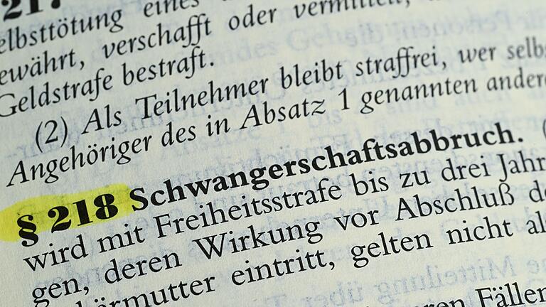 Strafgesetzbuch zum Schwangerschaftsabbruch       -  Der Paragraf 218 im Strafgesetzbuch regelt bislang die Strafbarkeit von Schwangerschaftsabbrüchen.