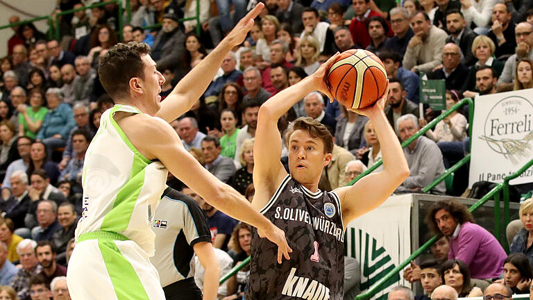 Packendes Duell zwischen Dinamo-Spieler Jack Devecchi (links) und Jordan Hulls von s.Oliver Würzburg. Packendes Duell zwischen Dinamo-Spieler Jack Devecchi (links) und Jordan Hulls von s.Oliver Würzburg.