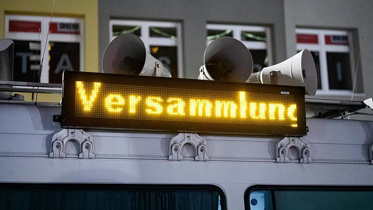 'Versammlung' ist auf der Laufschrift eines Polizeieinsatzwagens zu sehen. Wie hier in Schweinfurt (Archivfoto) hat der Landkreis Rhön-Grabfeld eine Allgemeinverfügung erlassen, dass Versammlungen nur noch im Bereich der von den Stadtmauern begrenzten Innenstadt von Bad Neustadt stattfinden dürfen. 'Versammlung' ist auf der Laufschrift eines Polizeieinsatzwagens zu sehen. Wie hier in Schweinfurt (Archivfoto) hat der Landkreis Rhön-Grabfeld eine Allgemeinverfügung erlassen, dass Versammlungen nur noch im Bereich der von den Stadtmauern begrenzten Innenstadt von Bad Neustadt stattfinden dürfen. 