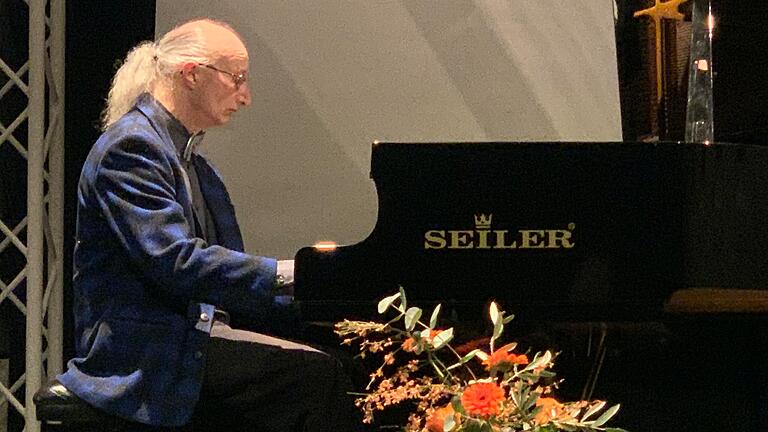 Hege Barbaras begleitete die Veranstaltung am Flügel der Alten Synagoge.
