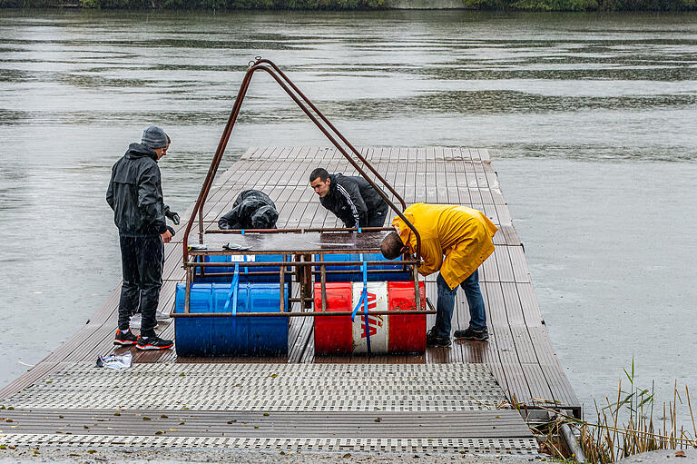 Die Start-Nachen werden ins Wasser gelassen. Die Start-Nachen werden ins Wasser gelassen.