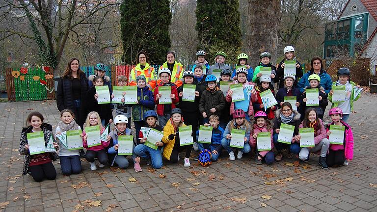 Alle drei vierten Klassen der Grundschule Maindreieck Marktbreit haben ihre Radfahrausbildung mit dem Realverkehr abgeschlossen. Alle drei vierten Klassen der Grundschule Maindreieck Marktbreit haben ihre Radfahrausbildung mit dem Realverkehr abgeschlossen.