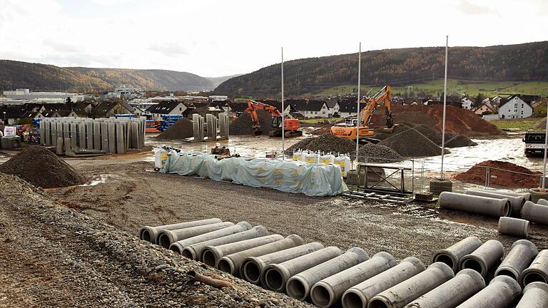 Aktuell laufen auf der Baustelle für das neue Zentralklinikum in Lohr vorbereitende Arbeiten; mit dem Rohbau des Gebäudes soll im Mai 2024 begonnen werden.