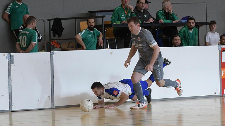 Bauchlandung für den FC 06 Bad Kissingen um Ervin Gergely nicht nur beim Spiel gegen den FC Elfershausen, denn die Kurstädter belegten den letzten Platz.       -  Bauchlandung für den FC 06 Bad Kissingen um Ervin Gergely nicht nur beim Spiel gegen den FC Elfershausen, denn die Kurstädter belegten den letzten Platz.