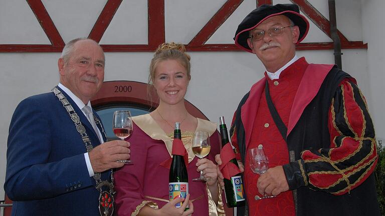 Markt Einersheims Bürgermeister Herbert Volkamer (von links) stieß mit der Hofdame Loreen Schlee und Schenk Carol von Spreckfeld alias Christian Lackner auf die Weinwiesn an.