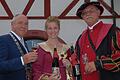 Markt Einersheims Bürgermeister Herbert Volkamer (von links) stieß mit der Hofdame Loreen Schlee und Schenk Carol von Spreckfeld alias Christian Lackner auf die Weinwiesn an.