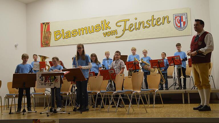 Viel Applaus ernteten die jungen Musiker der Band 'First Brass' des Musikvereins Urspringen für ihren Auftritt bei 'Blasmusik vom Feinsten' in der Urspringer Schloßparkhalle.