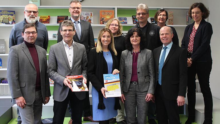 Umgeben von (erste Reihe von links) dem ehemaligen Schulleiter Karl Fuchs, Landrat Thomas Schiebel, Marktheidenfelds Bürgermeisterin Helga Schmidt-Neder und Schulleiter Fred Strauß, eröffnete Kultusstaatssekretärin Anna Stolz (Mitte) die neue Schulbibliothek der FOS BOS Marktheidenfeld.