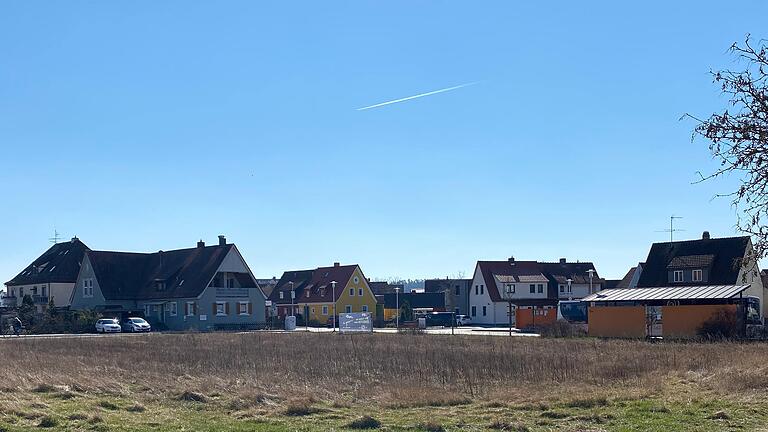 Auf dem freien Grundstück zwischen Ringstraße, Rimbacher (vorne im Bild) und Eichfelder Straße östlich der Volkacher Altstadt sind zwei große Mehrfamilienhäuser geplant. Ein Bürgerentscheid plus Ratsbegehren am 24. Juli bestimmt das weitere Vorgehen.