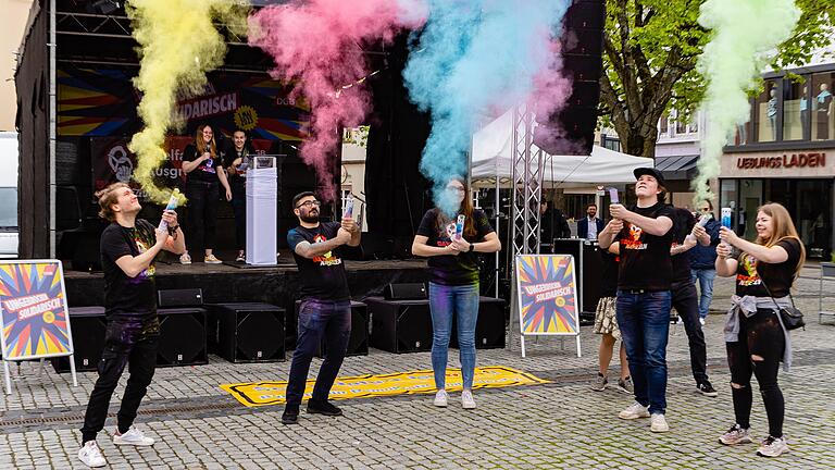 Bunte Farben statt braunem Gedankengut: Die Gewerkschaftsjugend sorgte bei der 1. Mai-Kundgebung auf dem Schweinfurter Marktplatz für einen Knalleffekt.