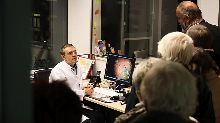 Beim Patiententag 'Leben mit Krebs' waren Einblicke in die verschiedenen Fachbereiche des Caritas-Krankenhauses möglich. Dr. Stanislaus Reimer, Sektionsleiter der Gastroenterologie der Klinik für Innere Medizin 2,  führte die Besucherinnen und Besucher durch die Endoskopie.