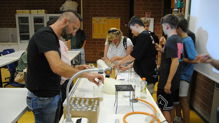 Chemische Experimente konnten die Besucher des Schulfests machen.