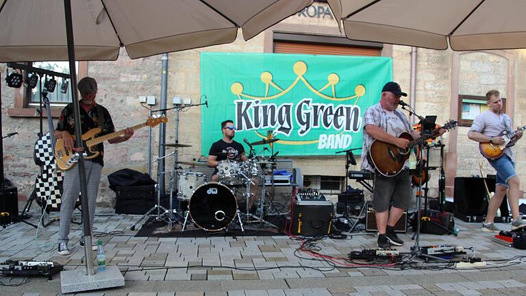 Einen gelungenen Auftritt bot die „King Green Band“ aus Wildflecken, die erstmals bei den Hamulissimo-Konzerten starteten. - Einen gelungenen Auftritt bot die „King Green Band“ aus Wildflecken, die erstmals bei den Hamulissimo-Konzerten starteten. Einen gelungenen Auftritt bot die „King Green Band“ aus Wildflecken, die erstmals bei den Hamulissimo-Konzerten starteten. - Einen gelungenen Auftritt bot die „King Green Band“ aus Wildflecken, die erstmals bei den Hamulissimo-Konzerten starteten.