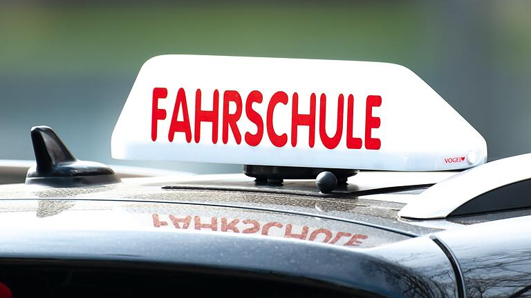 Zahl der Fahrprüfer in Bayern gestiegen       -  In Bayern gibt es 25 Prozent mehr Fahrschüler als vor vier Jahren. (Symbolbild)