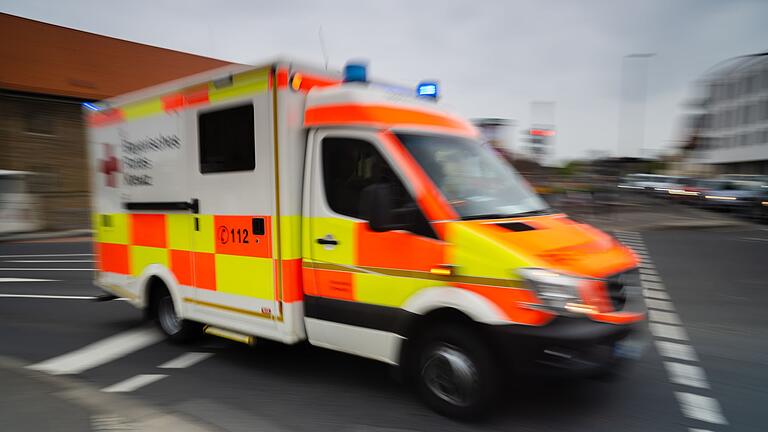 Rettungswagen - Symbolbild       -  Sanitäter brachten eine lebensgefährlich verletzte Frau in ein Krankenhaus. (Symbolbild)