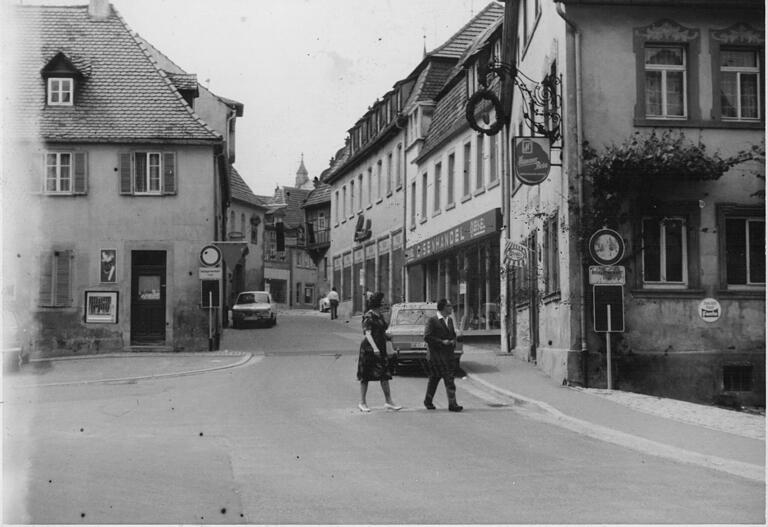 In den 1970er-Jahren war der Durchgangsverkehr in der Spitalstraße nicht mehr möglich. Sie wurde zur Sackgasse. In den 1970er-Jahren war der Durchgangsverkehr in der Spitalstraße nicht mehr möglich. Sie wurde zur Sackgasse.