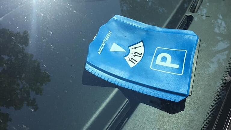 Eine Parkscheibe muss sein auf einem Parkscheiben-pflichtigen Parkplatz – sowohl im Auto (Symbolbild) als auch am Motorrad. Eine Parkscheibe muss sein auf einem Parkscheiben-pflichtigen Parkplatz – sowohl im Auto (Symbolbild) als auch am Motorrad.