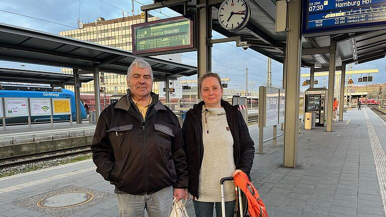 Wartende Würzburger hoffen auf den ICE nach Hamburg am Tag des sechsten GDL-Streiks.