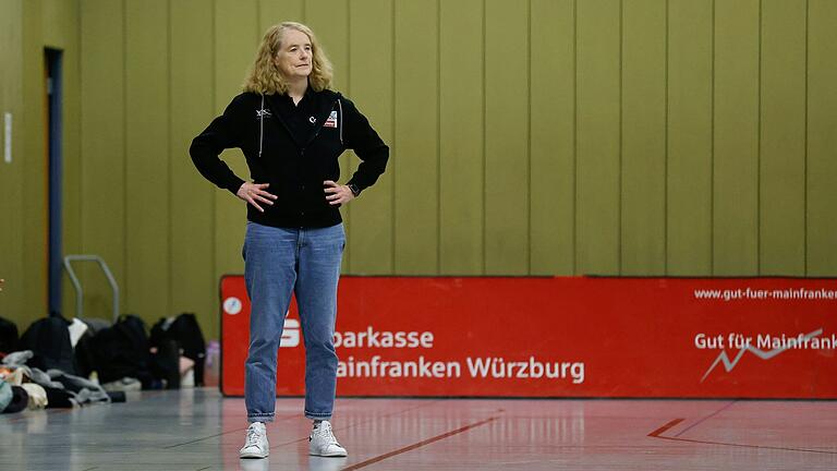 Sharks-Trainerin Janet Fowler-Michel schaut beim Spiel ihrer Mannschaft zu.