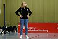 Sharks-Trainerin Janet Fowler-Michel schaut beim Spiel ihrer Mannschaft zu.