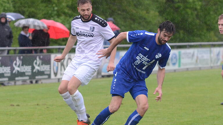 Fußball Landesliga Nordwest, TSV Karlburg - TSV Kleinrinderfeld am Samstag, 27. April 2019: links Sebastian Stumpf (Karlburg), rechts Magnus Rentzsch (Kleinrinderfeld)