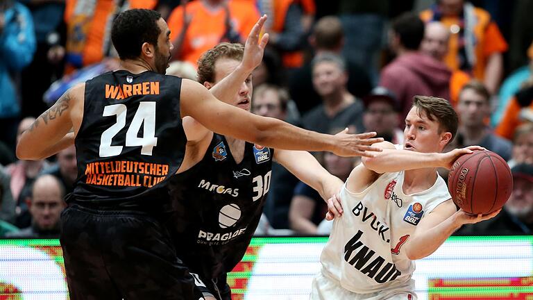 Gute Aussichten: Zweimal waren Würzburgs Bundesliga-Basketballer( rechts Joran Hulls) in der vergangenen Saison gegen den Mitteldeutschen BC erfolgreich.