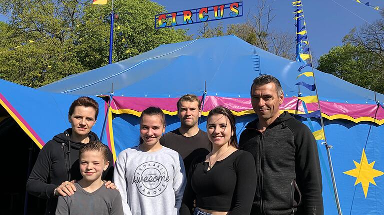 Die Zirkusfamilien Lauenburger in ihrem Winterquartier in Wonfurt: Nadine, Marvin, Charlize, Manoel, Chiara und André (von links).