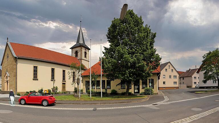 Der Dorfplatz und die neue Ortsdurchfahrt des Stadtteils Seubrigshausen sind seit Jahren fertig, aber noch nicht vermessen und offiziell eingeweiht. Bei der Bürgerversammlung störte sich ein Teilnehmer an den drei Fahnenmasten in der Bildmitte. Vo...       -  Der Dorfplatz und die neue Ortsdurchfahrt des Stadtteils Seubrigshausen sind seit Jahren fertig, aber noch nicht vermessen und offiziell eingeweiht. Bei der Bürgerversammlung störte sich ein Teilnehmer an den drei Fahnenmasten in der Bildmitte. Vorgeschlagen wurde auch, die Einweihung mit der 900-Jahr-Feier des Dorfes zu verbinden.