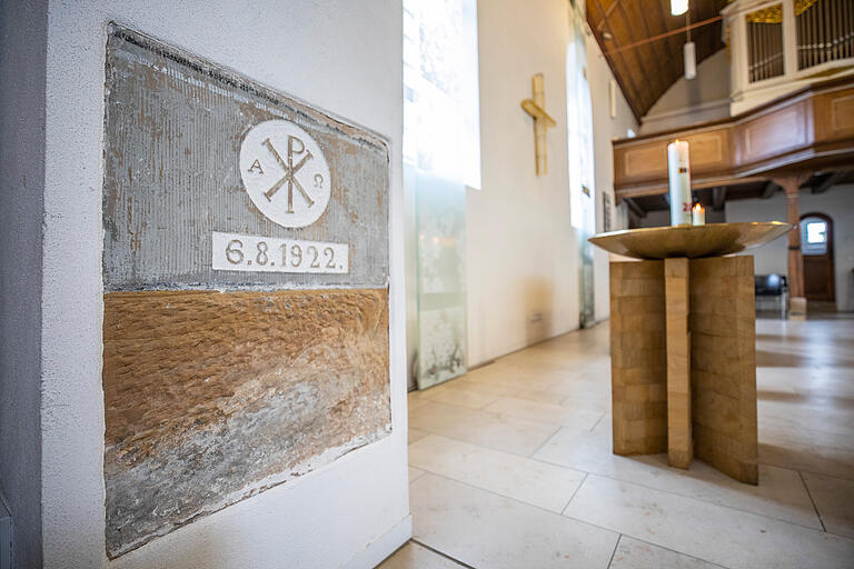 Der Gedenkstein im Kirchenraum erinnert an die Grundsteinlegung des Gotteshauses. Ein Dreivierteljahr später, am Himmelfahrtstag im Mai 1923, wurde die neue Kirche feierlich eingeweiht.