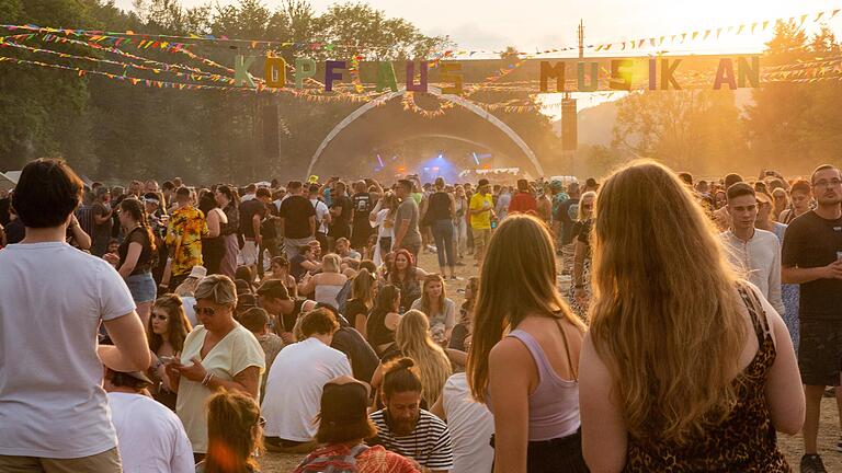 Zum Tanzinsel-Festival 2022 kamen tausende Menschen, um zu elektronischer Musik zu feiern.